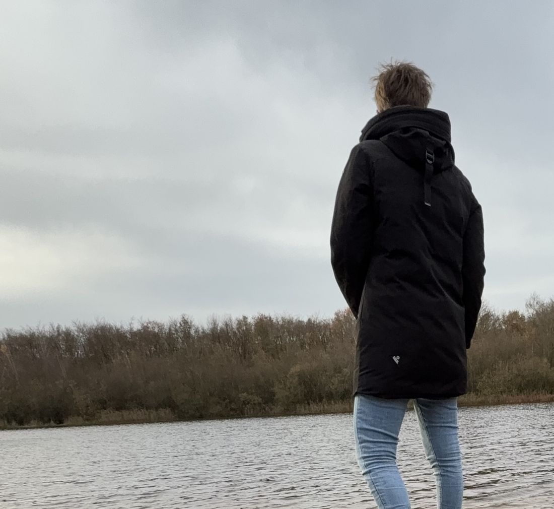 Saskia Ebbers kijkt uit over het water